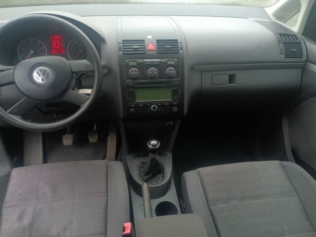 Серый Фольксваген Туран, объемом двигателя 1.6 л и пробегом 280 тыс. км за 5400 $, фото 5 на Automoto.ua