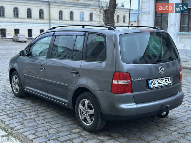Серый Фольксваген Туран, объемом двигателя 1.6 л и пробегом 260 тыс. км за 5750 $, фото 2 на Automoto.ua