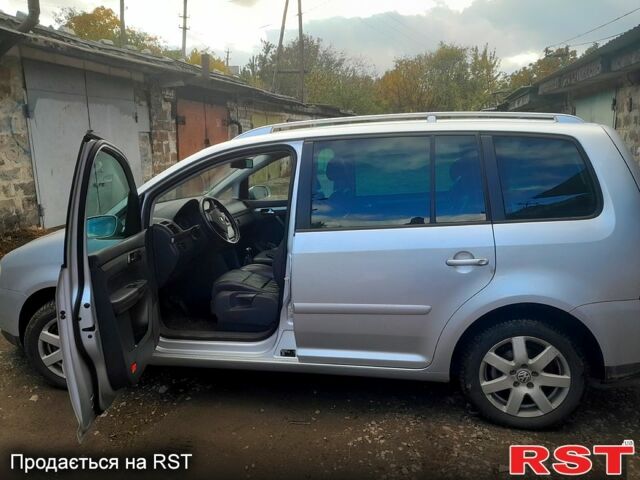 Серый Фольксваген Туран, объемом двигателя 2 л и пробегом 231 тыс. км за 7500 $, фото 2 на Automoto.ua