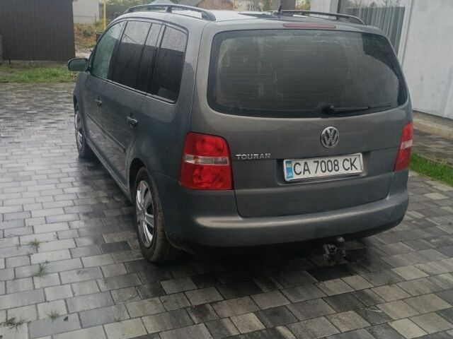 Серый Фольксваген Туран, объемом двигателя 1.6 л и пробегом 280 тыс. км за 5400 $, фото 3 на Automoto.ua