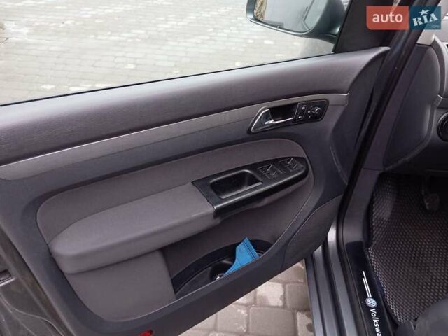 Серый Фольксваген Туран, объемом двигателя 1.98 л и пробегом 250 тыс. км за 5200 $, фото 43 на Automoto.ua