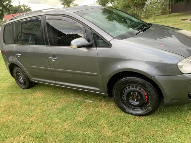 Сірий Фольксваген Туран, об'ємом двигуна 2 л та пробігом 450 тис. км за 5100 $, фото 3 на Automoto.ua