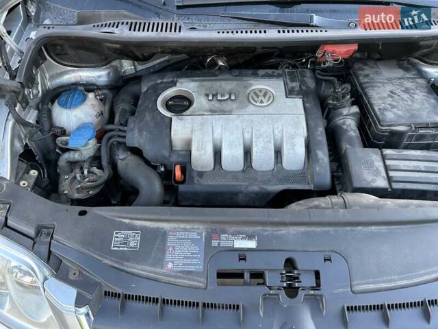 Серый Фольксваген Туран, объемом двигателя 1.9 л и пробегом 233 тыс. км за 6300 $, фото 6 на Automoto.ua