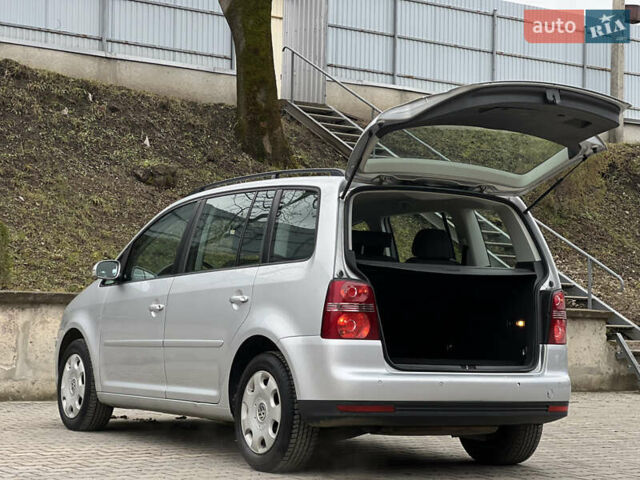 Серый Фольксваген Туран, объемом двигателя 1.9 л и пробегом 284 тыс. км за 6500 $, фото 14 на Automoto.ua