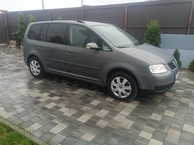 Серый Фольксваген Туран, объемом двигателя 1.6 л и пробегом 280 тыс. км за 5400 $, фото 1 на Automoto.ua