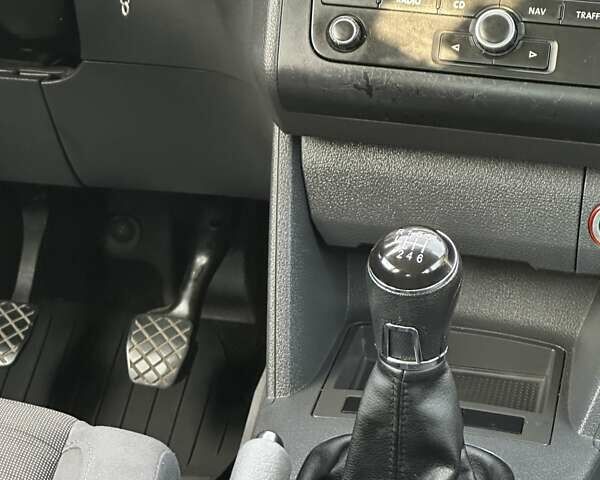 Серый Фольксваген Туран, объемом двигателя 1.97 л и пробегом 330 тыс. км за 5800 $, фото 12 на Automoto.ua