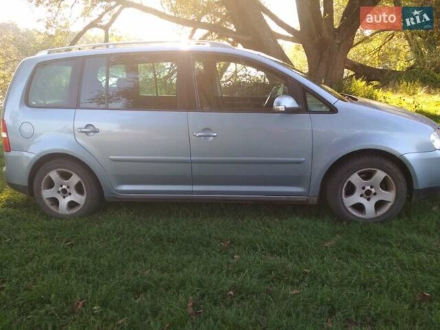 Серый Фольксваген Туран, объемом двигателя 1.39 л и пробегом 200 тыс. км за 5500 $, фото 1 на Automoto.ua