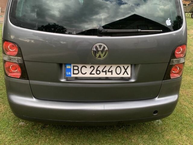 Сірий Фольксваген Туран, об'ємом двигуна 2 л та пробігом 450 тис. км за 5100 $, фото 1 на Automoto.ua