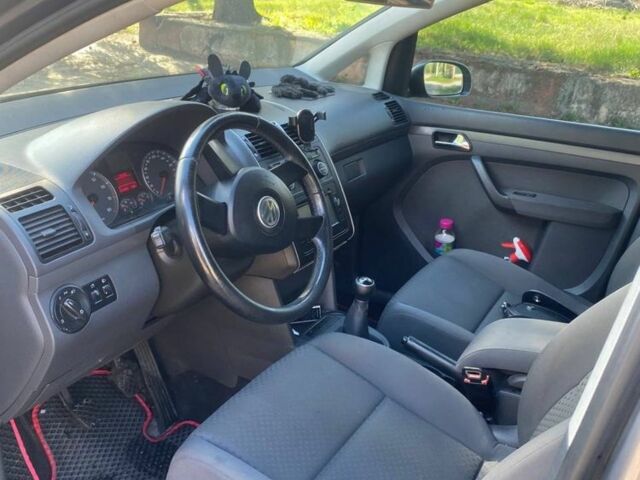 Серый Фольксваген Туран, объемом двигателя 1.4 л и пробегом 240 тыс. км за 5300 $, фото 5 на Automoto.ua