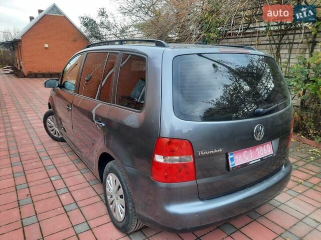 Серый Фольксваген Туран, объемом двигателя 1.6 л и пробегом 193 тыс. км за 6400 $, фото 4 на Automoto.ua