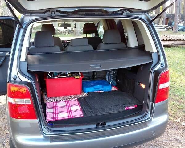 Серый Фольксваген Туран, объемом двигателя 1.6 л и пробегом 257 тыс. км за 5500 $, фото 8 на Automoto.ua