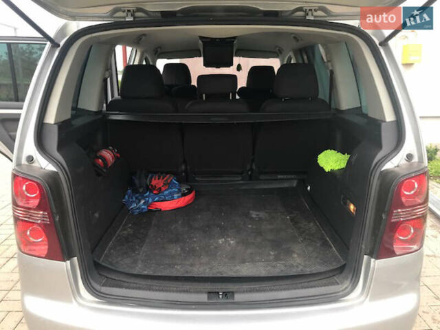 Серый Фольксваген Туран, объемом двигателя 2 л и пробегом 330 тыс. км за 6700 $, фото 7 на Automoto.ua