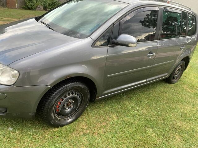 Сірий Фольксваген Туран, об'ємом двигуна 2 л та пробігом 450 тис. км за 5100 $, фото 2 на Automoto.ua