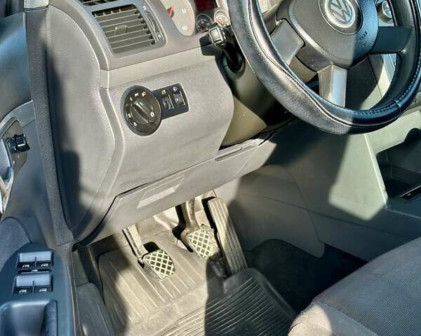 Серый Фольксваген Туран, объемом двигателя 1.97 л и пробегом 330 тыс. км за 5800 $, фото 8 на Automoto.ua