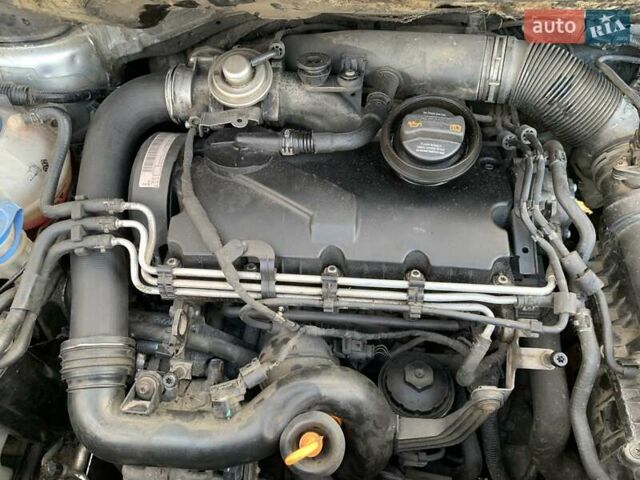 Серый Фольксваген Туран, объемом двигателя 1.9 л и пробегом 400 тыс. км за 6500 $, фото 16 на Automoto.ua