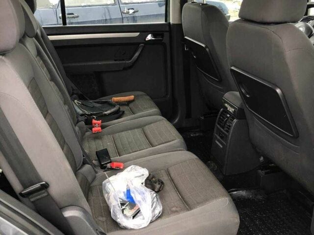 Сірий Фольксваген Туран, об'ємом двигуна 2 л та пробігом 500 тис. км за 2800 $, фото 5 на Automoto.ua