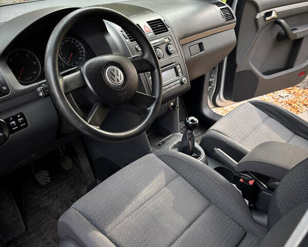 Серый Фольксваген Туран, объемом двигателя 1.9 л и пробегом 206 тыс. км за 6800 $, фото 5 на Automoto.ua