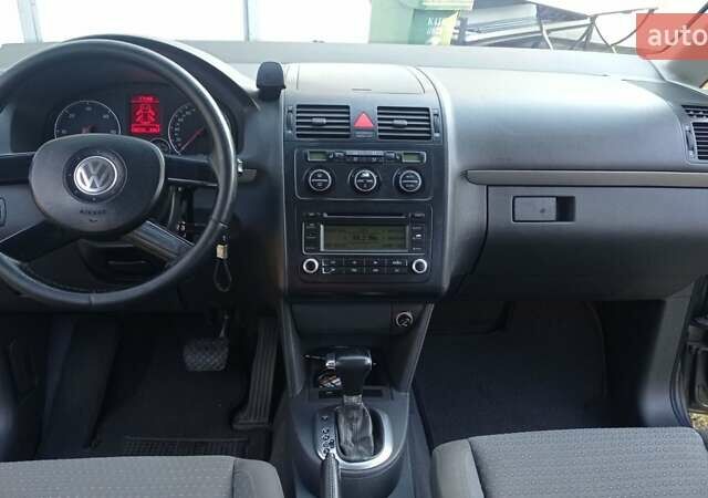 Серый Фольксваген Туран, объемом двигателя 1.9 л и пробегом 281 тыс. км за 6500 $, фото 17 на Automoto.ua