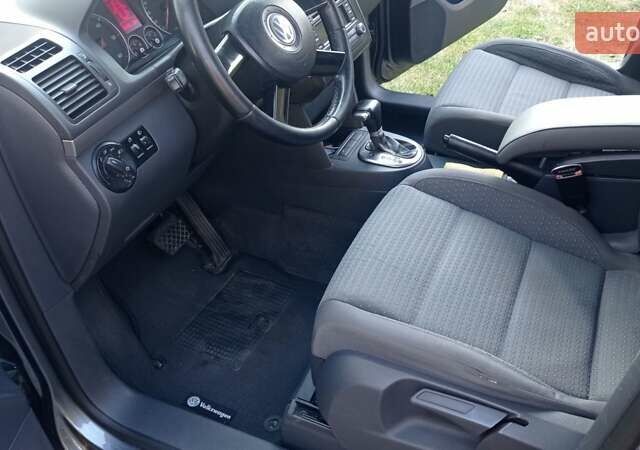 Серый Фольксваген Туран, объемом двигателя 1.9 л и пробегом 281 тыс. км за 6500 $, фото 16 на Automoto.ua