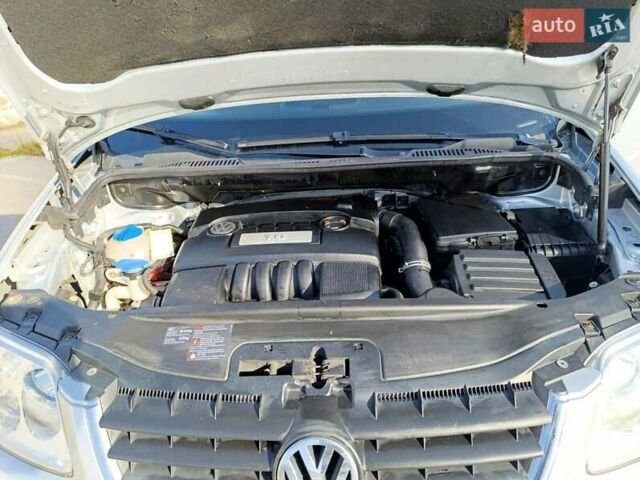 Серый Фольксваген Туран, объемом двигателя 1.6 л и пробегом 243 тыс. км за 5999 $, фото 16 на Automoto.ua