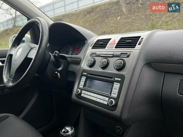 Серый Фольксваген Туран, объемом двигателя 1.9 л и пробегом 284 тыс. км за 6500 $, фото 21 на Automoto.ua