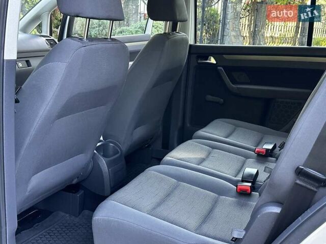 Сірий Фольксваген Туран, об'ємом двигуна 1.6 л та пробігом 230 тис. км за 6750 $, фото 92 на Automoto.ua