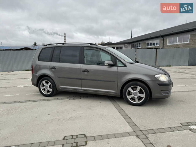 Серый Фольксваген Туран, объемом двигателя 1.6 л и пробегом 222 тыс. км за 7800 $, фото 5 на Automoto.ua