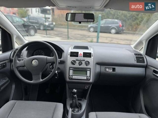 Серый Фольксваген Туран, объемом двигателя 1.6 л и пробегом 232 тыс. км за 7200 $, фото 3 на Automoto.ua