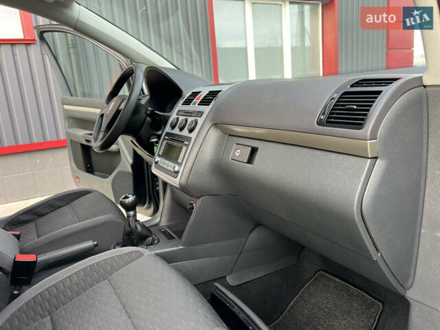 Серый Фольксваген Туран, объемом двигателя 1.6 л и пробегом 217 тыс. км за 8200 $, фото 64 на Automoto.ua