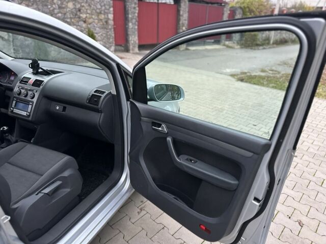 Серый Фольксваген Туран, объемом двигателя 1.6 л и пробегом 215 тыс. км за 6500 $, фото 11 на Automoto.ua