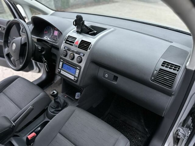 Серый Фольксваген Туран, объемом двигателя 1.6 л и пробегом 215 тыс. км за 6500 $, фото 13 на Automoto.ua