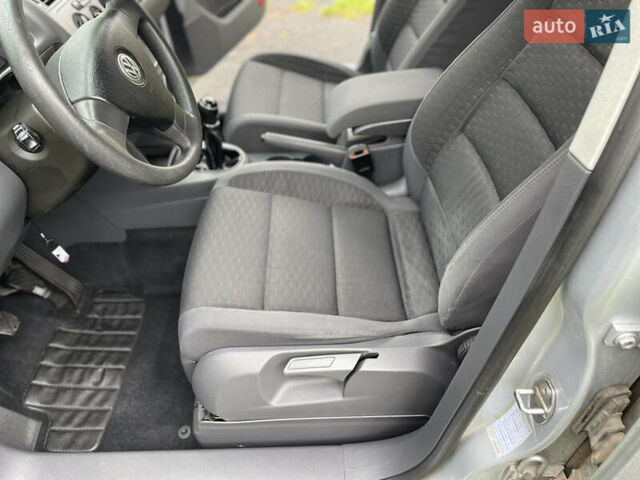 Серый Фольксваген Туран, объемом двигателя 1.9 л и пробегом 263 тыс. км за 7400 $, фото 18 на Automoto.ua