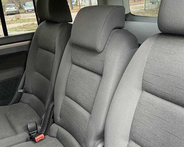 Серый Фольксваген Туран, объемом двигателя 1.4 л и пробегом 202 тыс. км за 5500 $, фото 4 на Automoto.ua