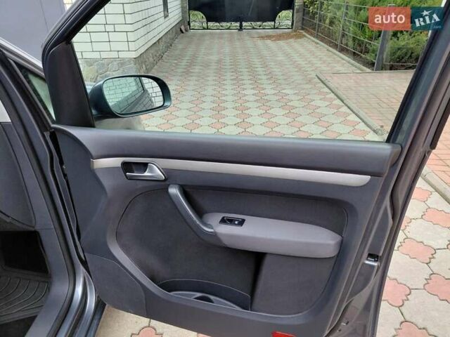 Серый Фольксваген Туран, объемом двигателя 1.6 л и пробегом 196 тыс. км за 7499 $, фото 19 на Automoto.ua