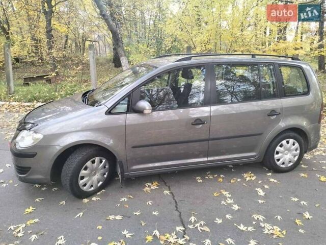 Серый Фольксваген Туран, объемом двигателя 1.6 л и пробегом 227 тыс. км за 7200 $, фото 3 на Automoto.ua