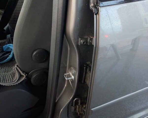 Серый Фольксваген Туран, объемом двигателя 1.9 л и пробегом 250 тыс. км за 7700 $, фото 6 на Automoto.ua