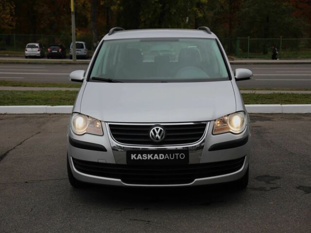 Серый Фольксваген Туран, объемом двигателя 1.6 л и пробегом 218 тыс. км за 8600 $, фото 1 на Automoto.ua