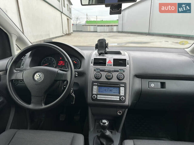 Серый Фольксваген Туран, объемом двигателя 1.6 л и пробегом 215 тыс. км за 6800 $, фото 39 на Automoto.ua