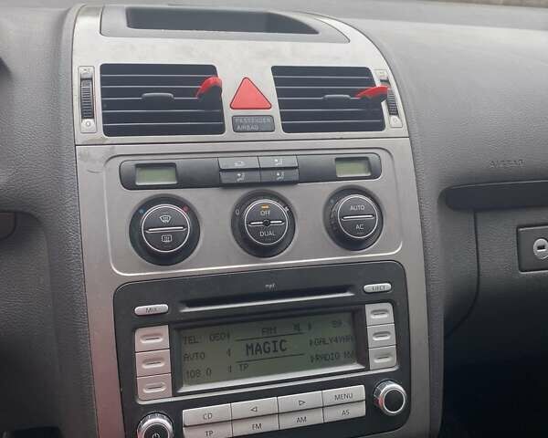 Серый Фольксваген Туран, объемом двигателя 1.6 л и пробегом 225 тыс. км за 6000 $, фото 13 на Automoto.ua