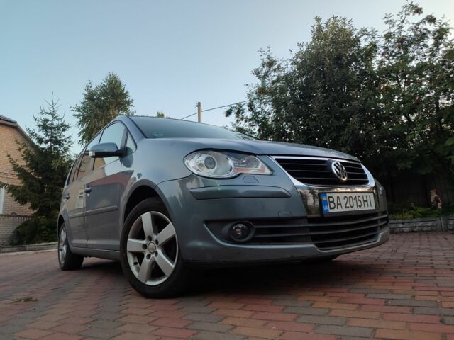 Серый Фольксваген Туран, объемом двигателя 1.4 л и пробегом 246 тыс. км за 6900 $, фото 1 на Automoto.ua