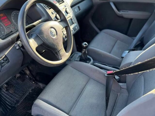 Серый Фольксваген Туран, объемом двигателя 1.9 л и пробегом 350 тыс. км за 2950 $, фото 6 на Automoto.ua