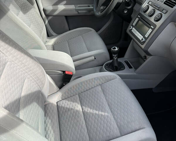 Серый Фольксваген Туран, объемом двигателя 1.6 л и пробегом 199 тыс. км за 7699 $, фото 46 на Automoto.ua