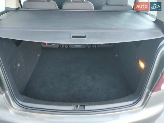 Серый Фольксваген Туран, объемом двигателя 1.6 л и пробегом 227 тыс. км за 7200 $, фото 9 на Automoto.ua