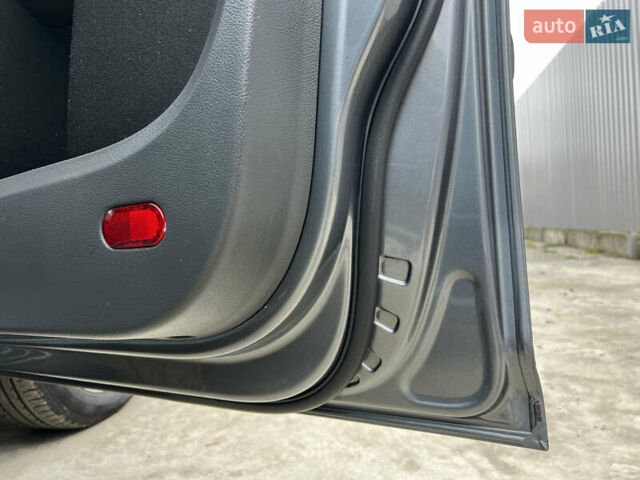 Серый Фольксваген Туран, объемом двигателя 1.6 л и пробегом 217 тыс. км за 8200 $, фото 77 на Automoto.ua