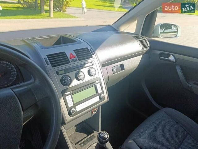 Серый Фольксваген Туран, объемом двигателя 1.6 л и пробегом 237 тыс. км за 6800 $, фото 9 на Automoto.ua