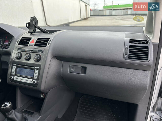 Серый Фольксваген Туран, объемом двигателя 1.6 л и пробегом 215 тыс. км за 6800 $, фото 43 на Automoto.ua