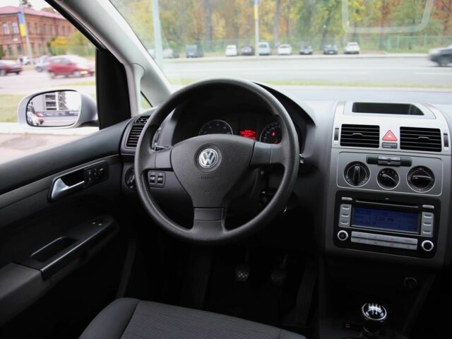 Серый Фольксваген Туран, объемом двигателя 1.6 л и пробегом 218 тыс. км за 8600 $, фото 11 на Automoto.ua