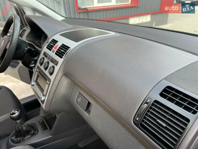 Серый Фольксваген Туран, объемом двигателя 1.6 л и пробегом 217 тыс. км за 8200 $, фото 65 на Automoto.ua