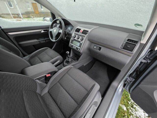 Серый Фольксваген Туран, объемом двигателя 1.4 л и пробегом 240 тыс. км за 5300 $, фото 4 на Automoto.ua