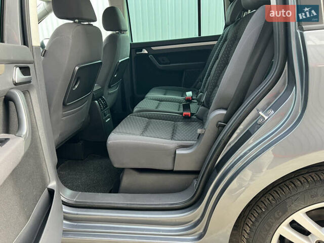 Серый Фольксваген Туран, объемом двигателя 1.6 л и пробегом 217 тыс. км за 8200 $, фото 52 на Automoto.ua